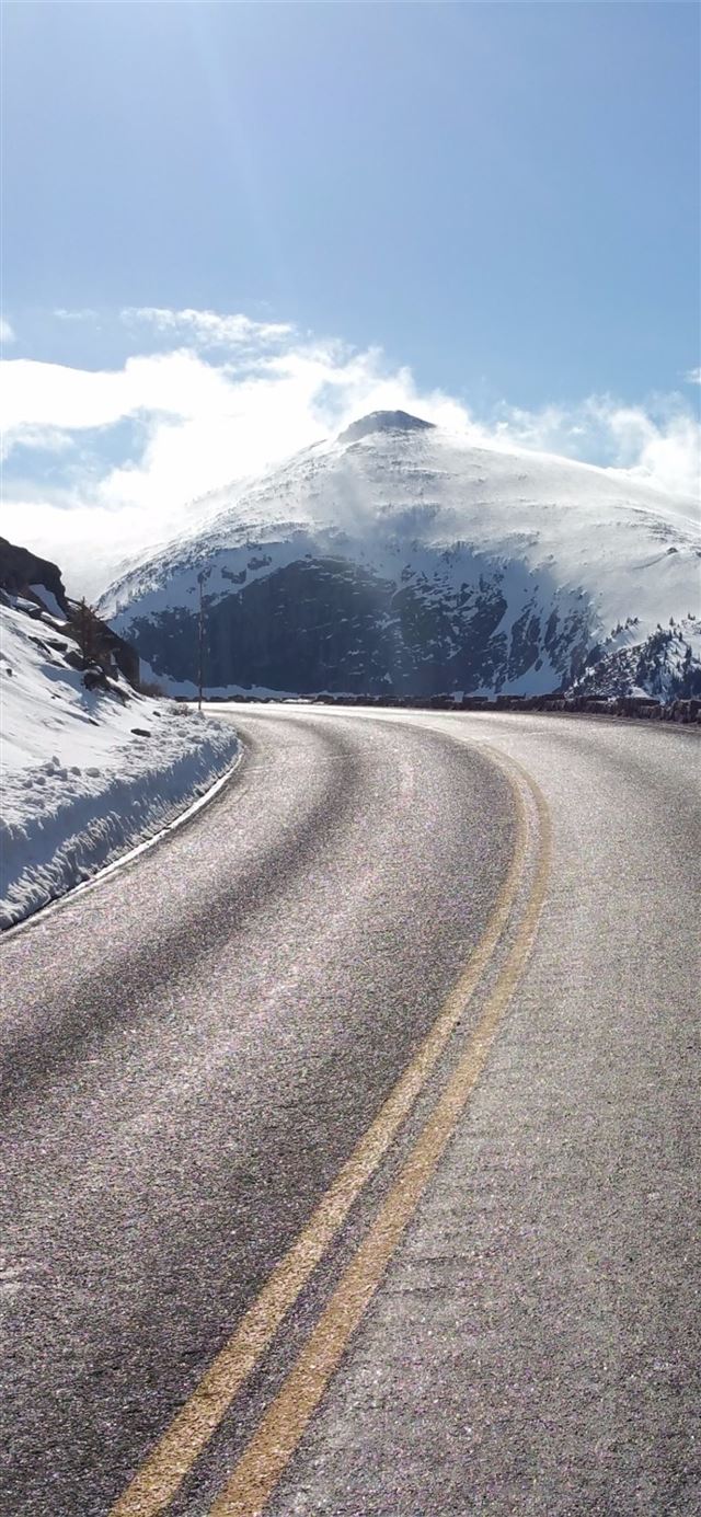 beautiful mountain road iPhone 11 wallpaper 
