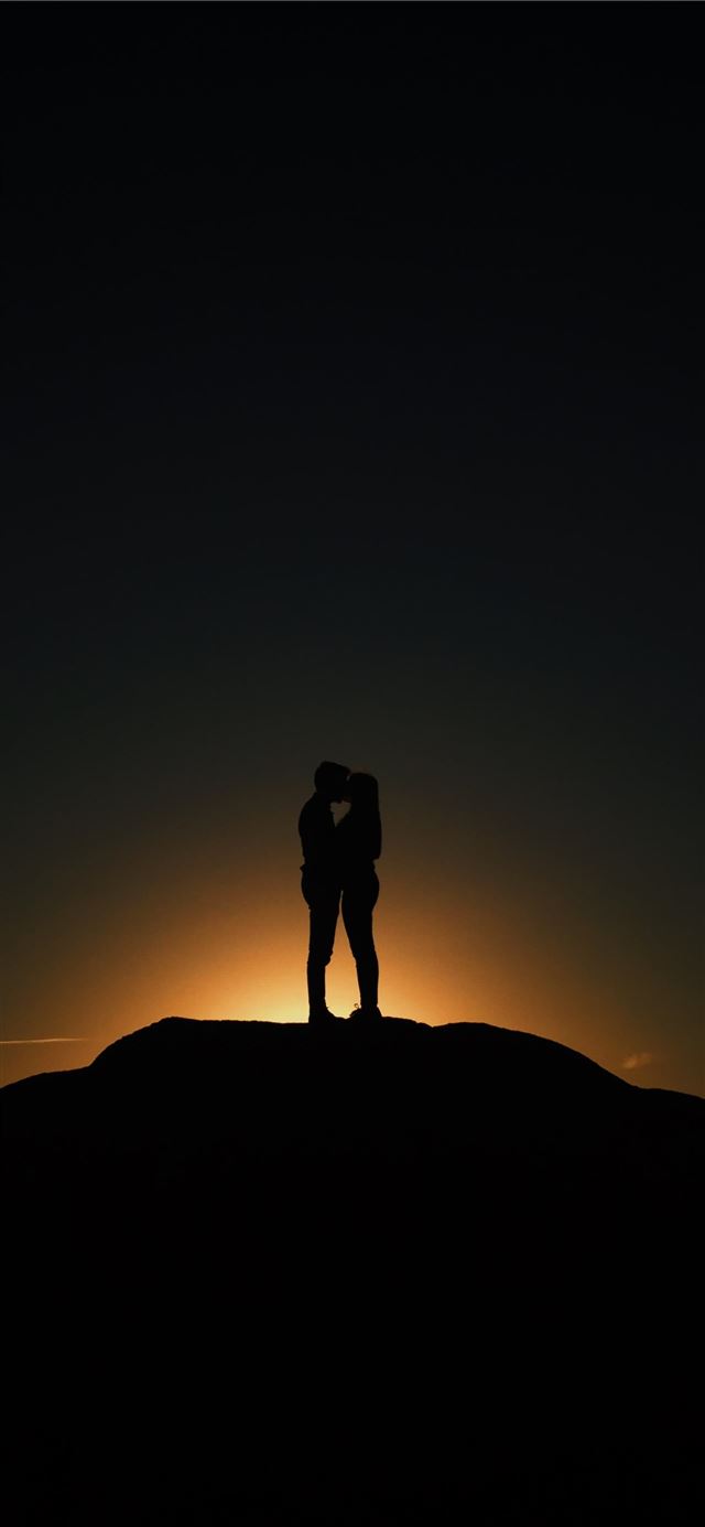man and woman kissing iPhone 8 wallpaper 