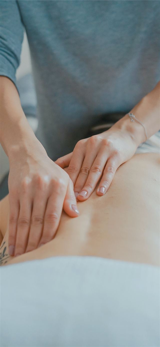 man massaging woman's body iPhone 8 wallpaper 