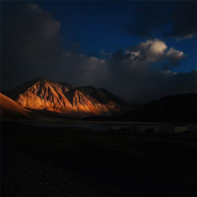 a mountain range at night 4k iPad wallpaper 